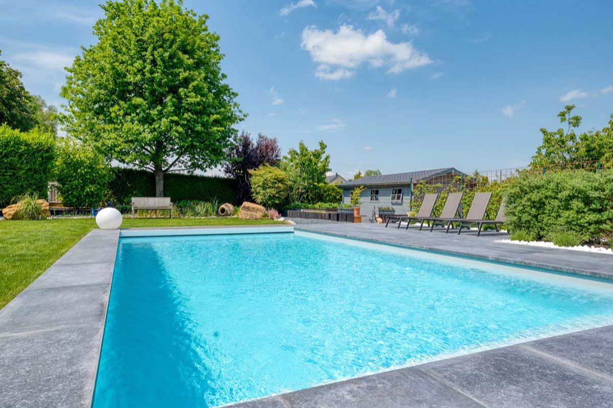 Piscine et terrasse à Frassem